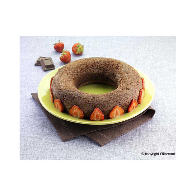 Savarin au chocolat entoures de Fraises realisee dans le Moule a Savarin Silikomart