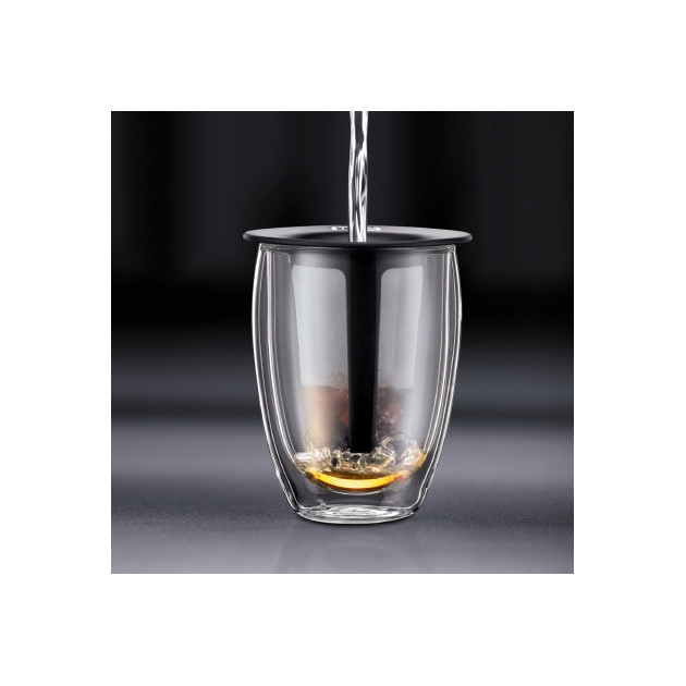 Puis l'eau chaude. laissez infuser... Puis l'eau chaude. laissez infuser...