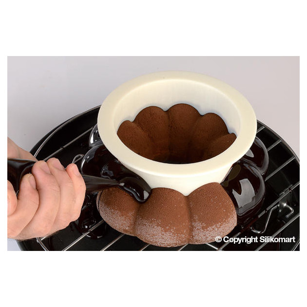 Realisation d'un glacage chocolat grace au Kit Moule Silicone Magia del Tempo Silikomart Professional