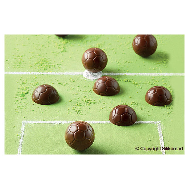 Ballons de foot realises avec le moule a chocolat en silicone easy choc