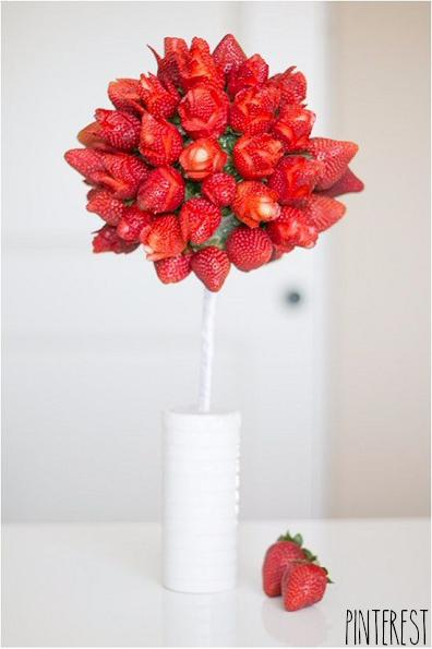 Découpez vos fraises en forme de roses ! Une décoration toute