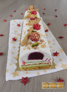 Succombez pour cette délieuse recette de bûche de Noël à la pistache, framboise et au chocolat blanc! On vous garantie un dessert de Noël digne de ce nom!