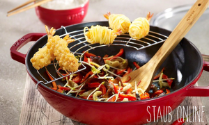 Pour une belle poêlée colorée, utilisez le WOK Staub, ce dernier vous permettra d'égoutter vos fritures!