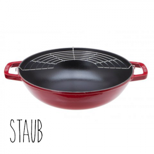 Wok en fonte rouge de 30cm qui nécessite un culottage