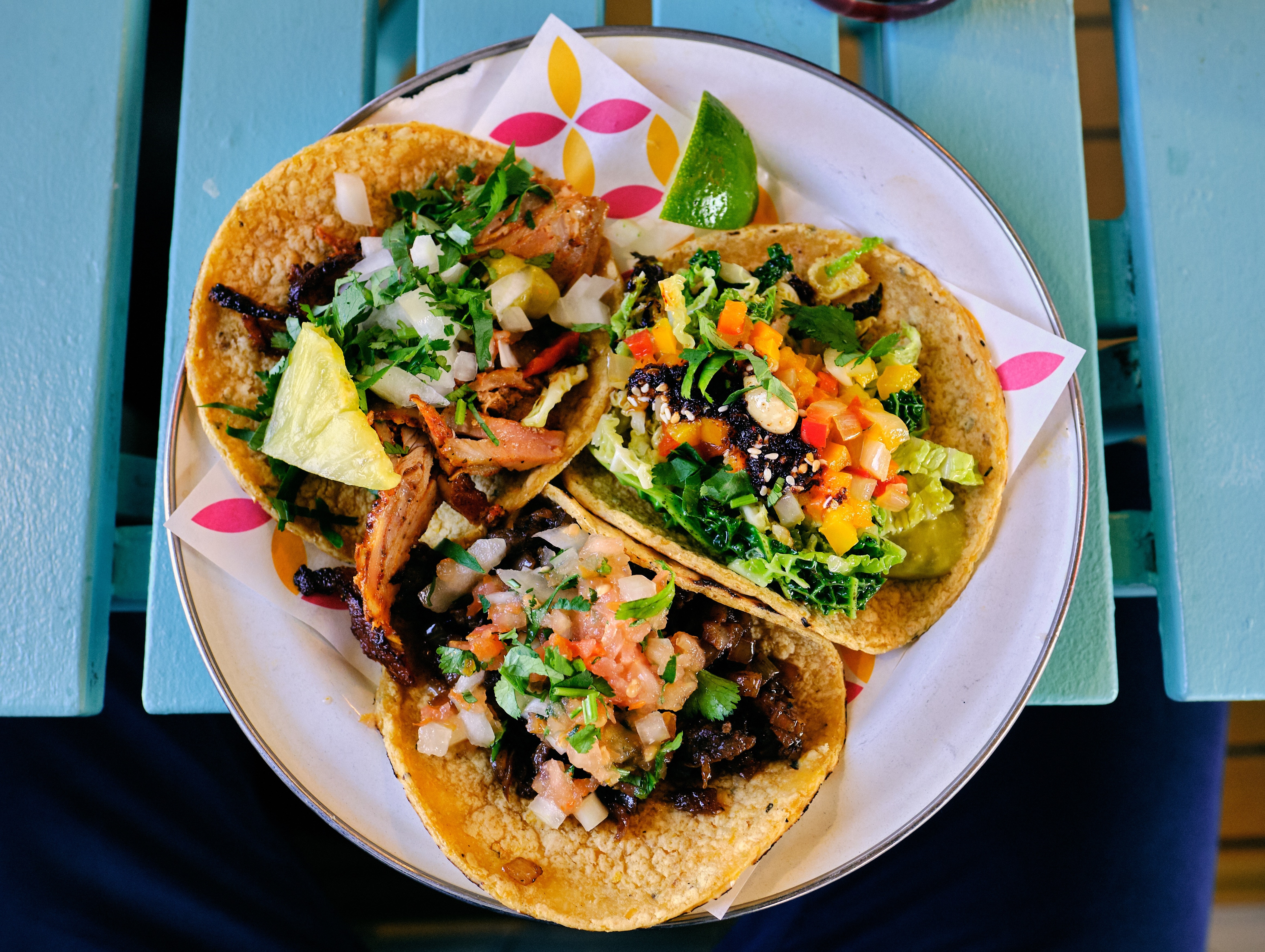 Chiffonnade de légumes dans un tacos