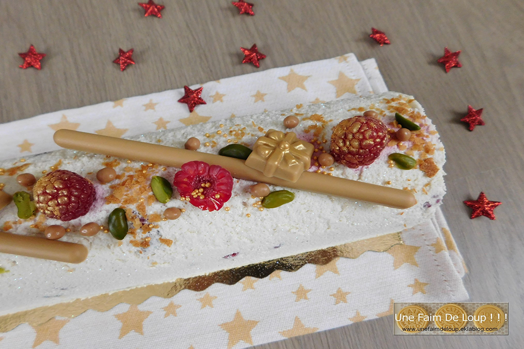 Succombez pour une délicieuse bûche de Noël à la pistache, au chocolat blanc et à la framboise !