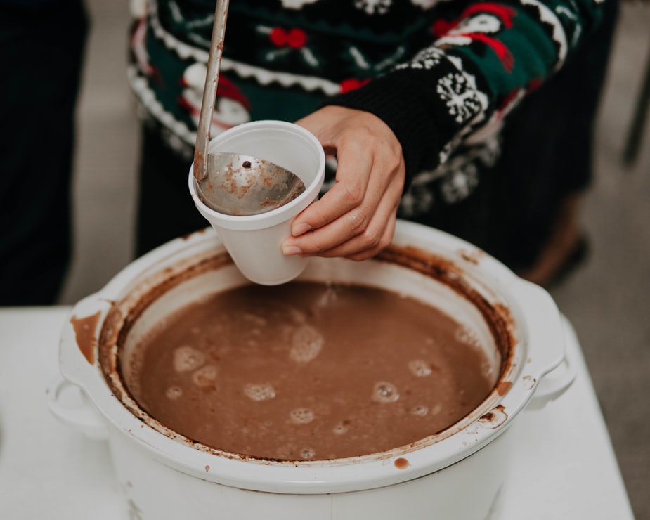 Chocolat chaud servi à la louche