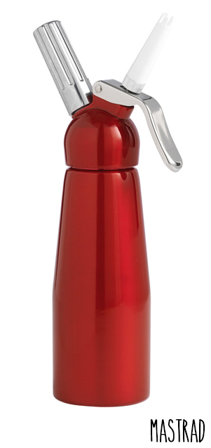 Siphon en Inox Mastrad couleur rouge. Contenant 0,5 L.