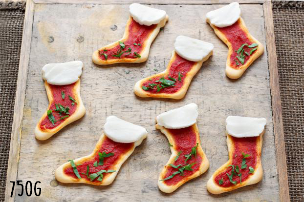 Mini Pizzas de Noël en forme de botte de Père Noël.