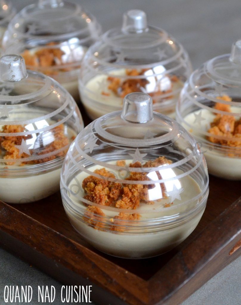 Verrines de fêtes apéritif. Mousse de foie gras froid dans une boule de Noël.