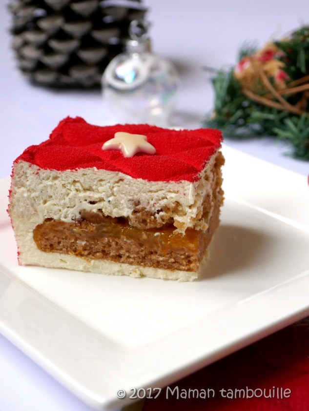 Part de gâteau de Noël coupée.