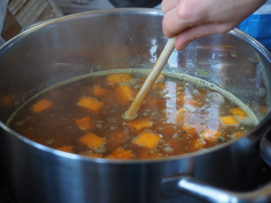 Ajoutez un blanc d'oeuf pour éclaircir votre bouillon.