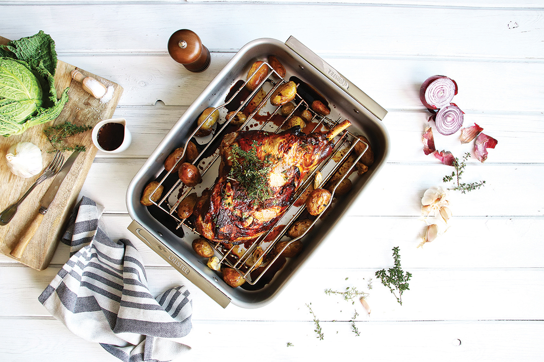 Optez pour une recette facile et savoureuse pour Pâques : le gigot d'agneau au thym et pommes de terre.