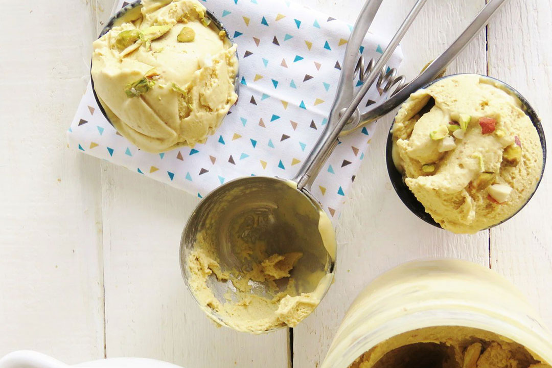 Recette facile pour faire une crème glacée à la pistache maison.