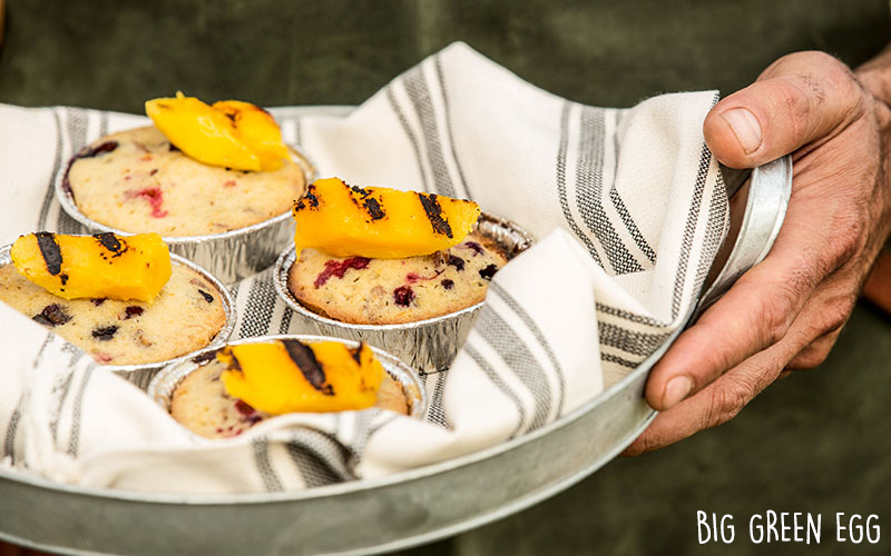 Cakes accompagnés de mangue grillée