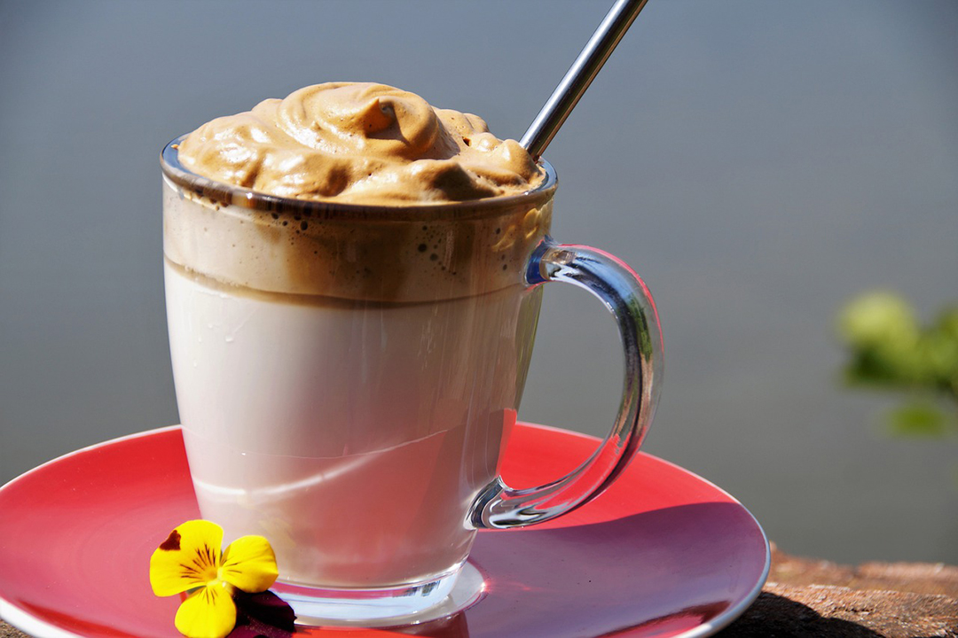 Découvrez comment réaliser un dalgona coffee. Le café glacé tendance du moment !