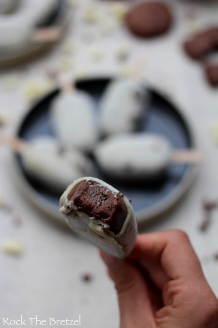 Glace au chocolat croquée