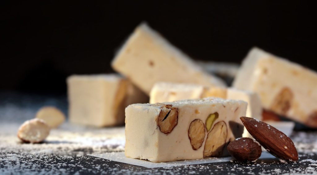 Obtenez du nougat moelleux avec du sirop de glucose.