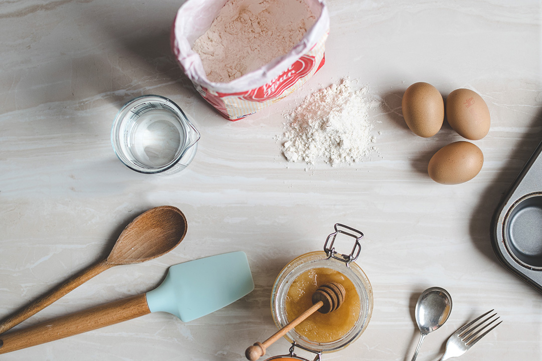 Pour bien commencer en pâtisserie, il faut les bons ustensiles. Découvrez le matériel dont vous aurez besoin pour vos débuts de pâtissier !