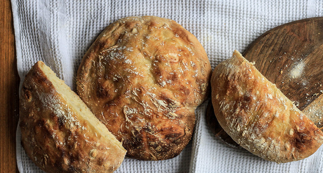 Tartines de pain de campagne à la crème et au chocolat râpé pour 4