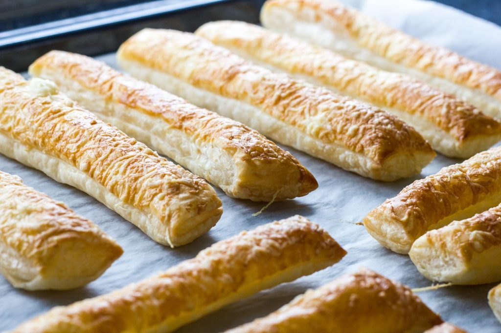 Feuilletés au fromage avec la pâte feuilletée rapide