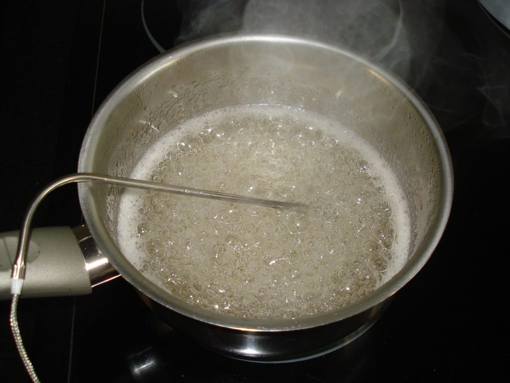 Faire un sirop de sucre avec un thermomètre à sonde.