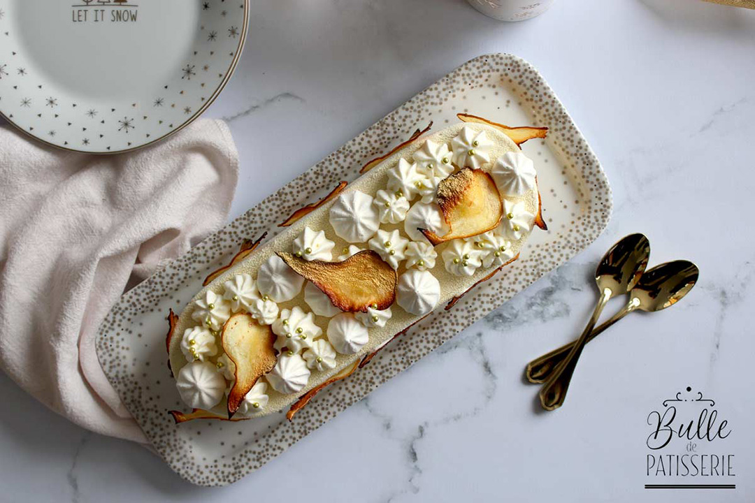 Découvrez cette recette d'entremets à la poire et à la fève tonka.