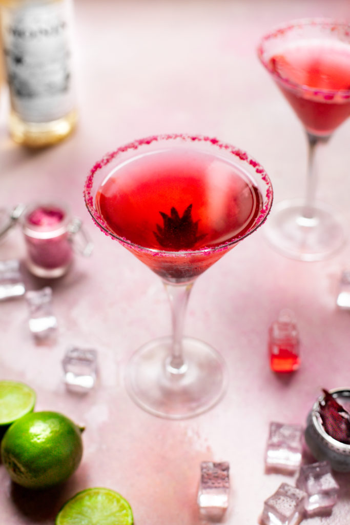Cocktail avec sirop de rose, sirop de fleur de sureau et fleurs d'hibiscus
