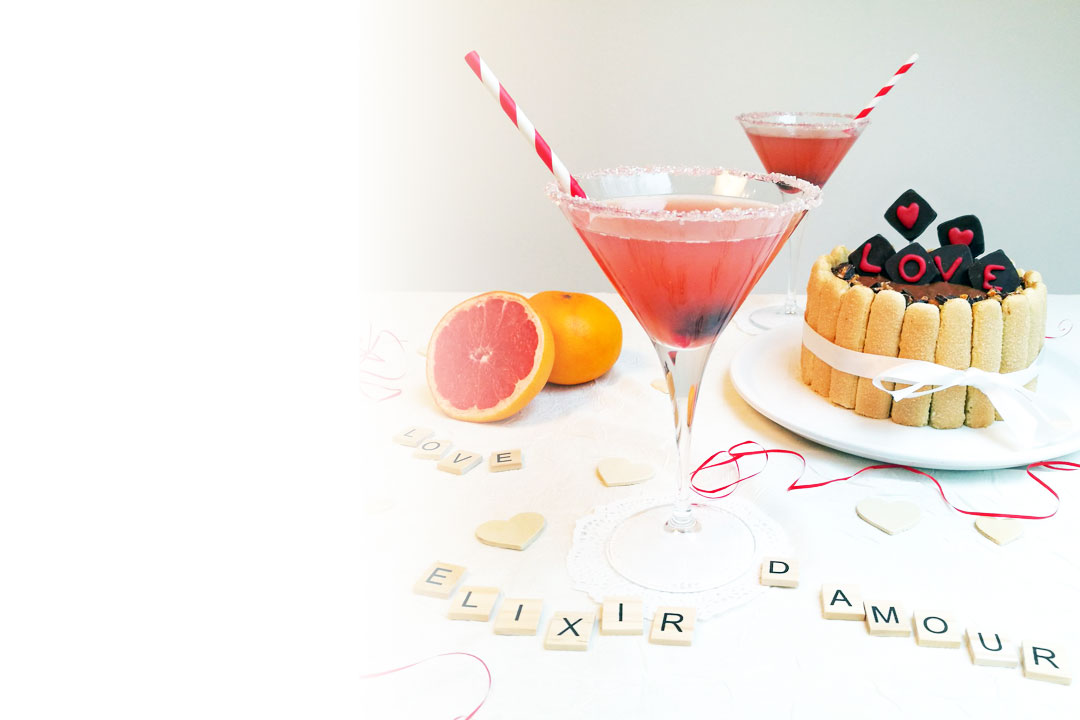 Préparez un cocktail sans alcool pour la Saint-Valentin à l'aide de limonade, jus de pamplemousse et sirop d'hibiscus.