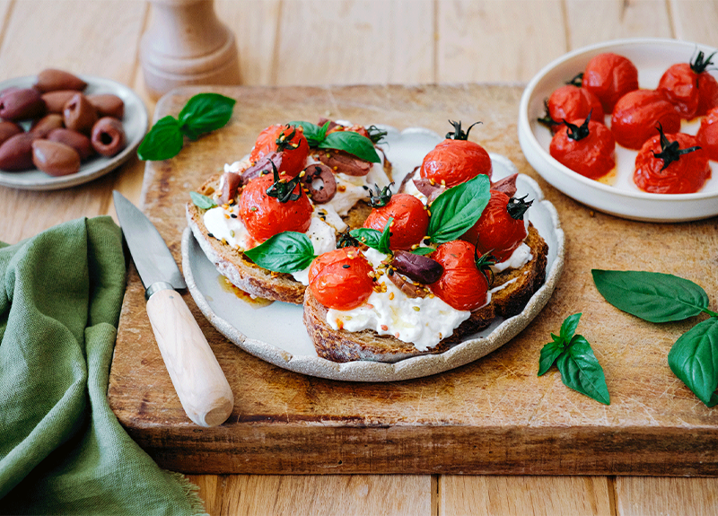 Bruschetta aux tomates cerises, stracciatella et olives