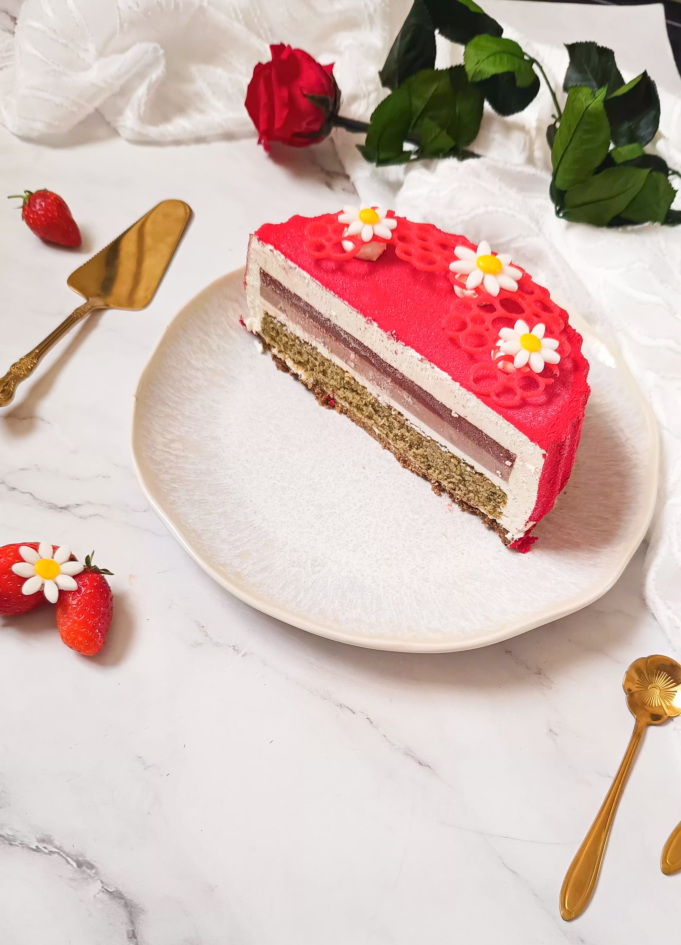 Découpe de l'entremets fraise pistache et vanille
