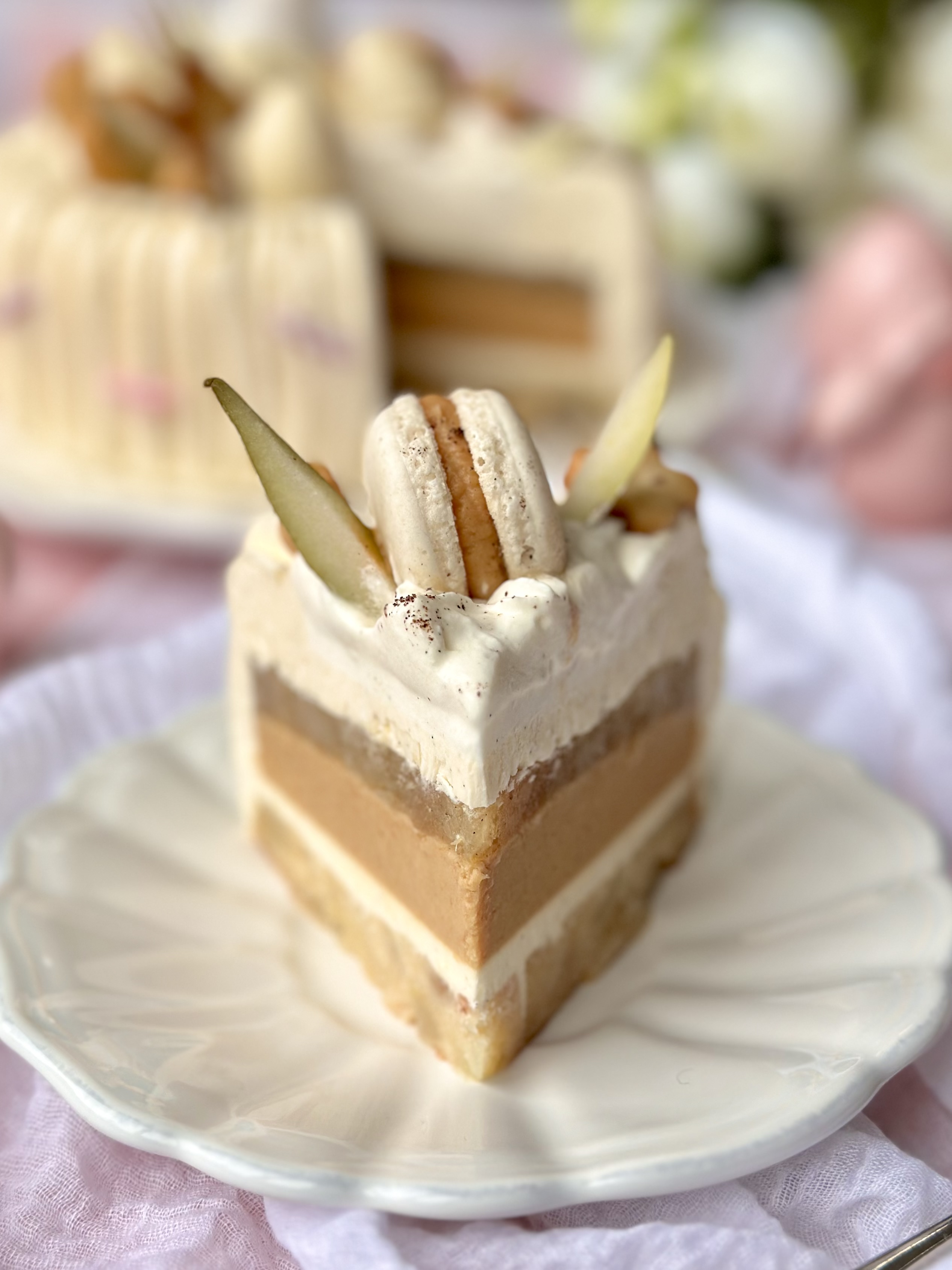 Entremets de Pâques poire et caramel, découpe