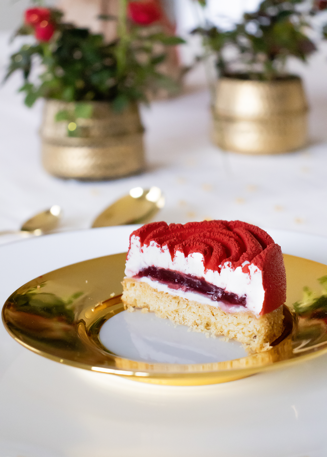 Entremets à la rose, framboise et vanille, découpe